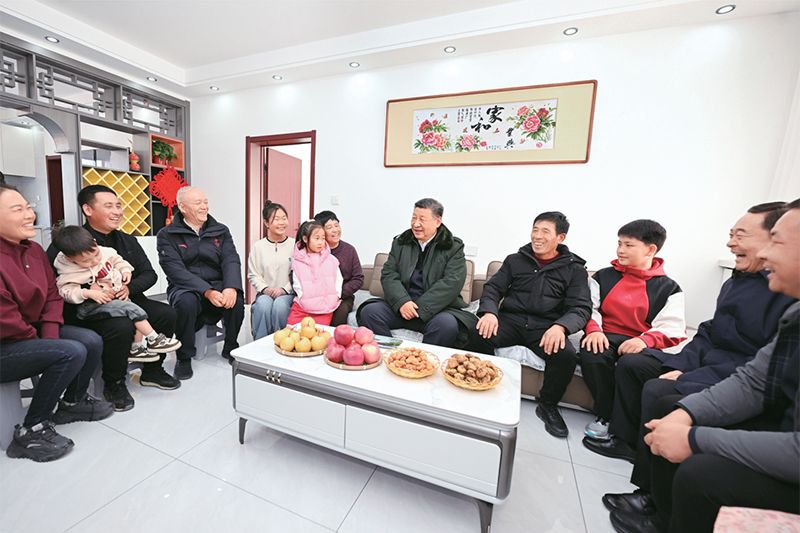 一群人在房间里的沙发和桌子AI 生成的内容可能不正确。