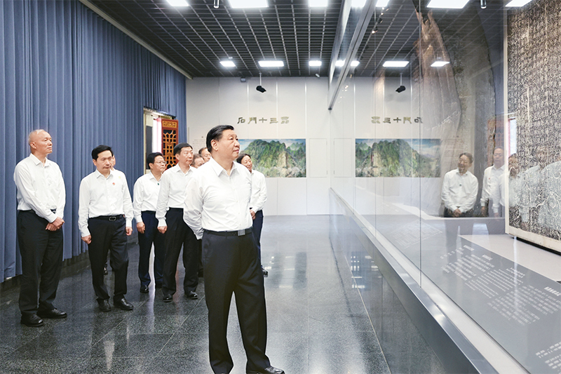 2023年7月29日,中共中央总书记、国家主席、中央军委主席习近平在四川考察结束返京途中,来到陕西省汉中市考察。这是习近平参观汉中市博物馆有关历史文物展陈。 新华社记者 鞠鹏/摄