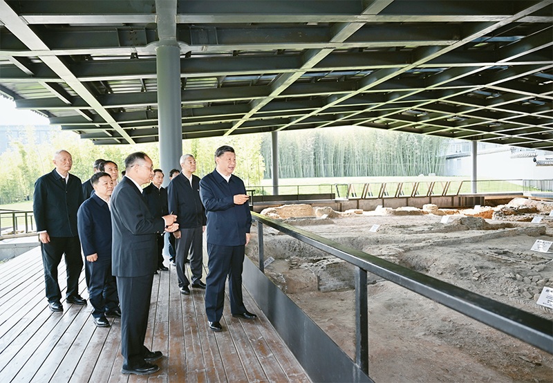 2023年10月10日至13日,中共中央总书记、国家主席、中央军委主席习近平在江西考察。这是11日上午,习近平在景德镇市陶阳里历史文化街区南麓遗址考察。 新华社记者 谢环驰/摄