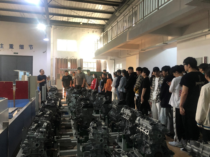 胡学敏老师在讲解实验中心设备